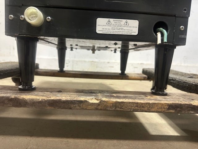 "NESTLE V - CAFE" COMMERCIAL COFFEE/COLD BEVERAGES DISPENSER ON LEGS, 110 - 230V - Second Life - Equipment - collection_name