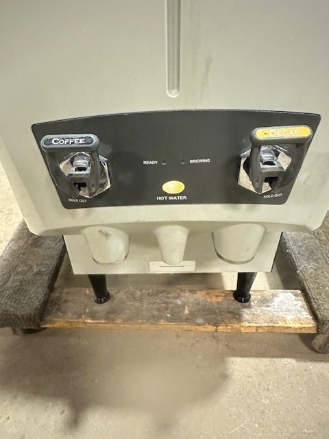 "NESTLE V - CAFE" COMMERCIAL COFFEE/COLD BEVERAGES DISPENSER ON LEGS, 110 - 230V - Second Life - Equipment - collection_name