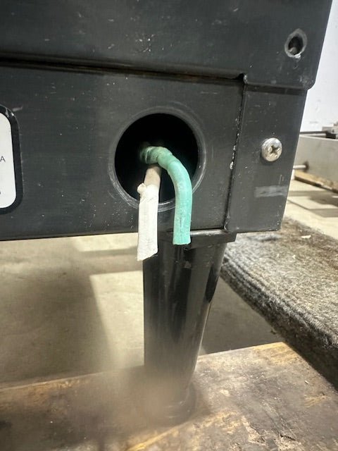 "NESTLE V - CAFE" COMMERCIAL COFFEE/COLD BEVERAGES DISPENSER ON LEGS, 110 - 230V - Second Life - Equipment - collection_name