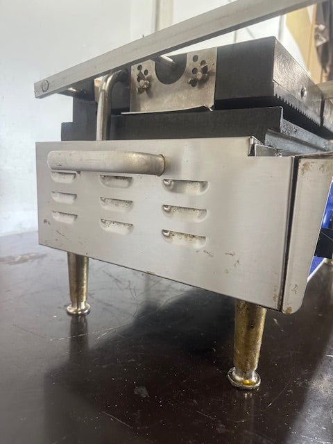 OLIVER 502N COMMERCIAL DUAL PANINI/ SANDWICH GRILL W/CAST IRON GROOVED PLATES - Second Life - Equipment - collection_name
