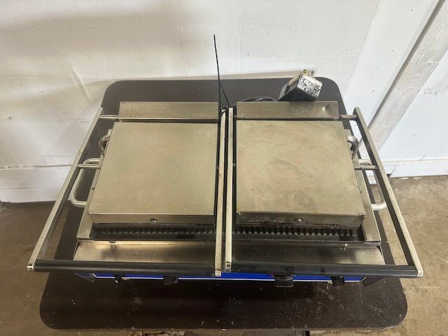 OLIVER 502N COMMERCIAL DUAL PANINI/ SANDWICH GRILL W/CAST IRON GROOVED PLATES - Second Life - Equipment - collection_name