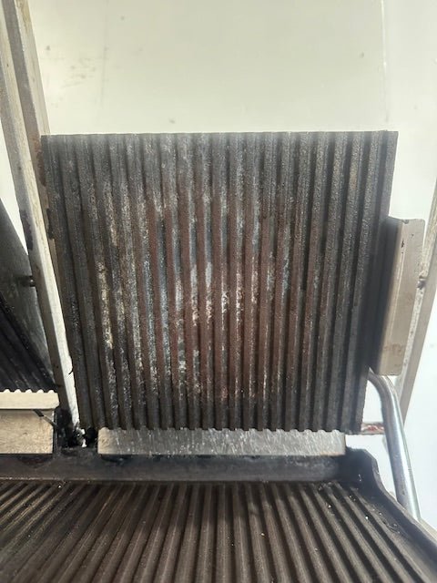 OLIVER 502N COMMERCIAL DUAL PANINI/ SANDWICH GRILL W/CAST IRON GROOVED PLATES - Second Life - Equipment - collection_name