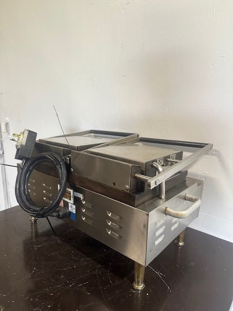 OLIVER 502N COMMERCIAL DUAL PANINI/ SANDWICH GRILL W/CAST IRON GROOVED PLATES - Second Life - Equipment - collection_name