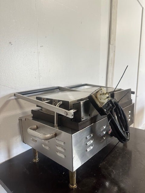 OLIVER 502N COMMERCIAL DUAL PANINI/ SANDWICH GRILL W/CAST IRON GROOVED PLATES - Second Life - Equipment - collection_name