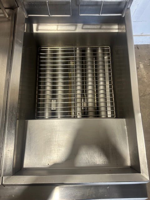 "PITCO F18SS - CLQV"H.D COMMERCIAL N GAS FRYER WITH DUMPSTER AND 6 BASKETS - Second Life - Equipment - collection_name