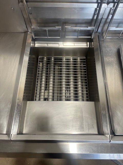 "PITCO F18SS - CLQV"H.D COMMERCIAL N GAS FRYER WITH DUMPSTER AND 6 BASKETS - Second Life - Equipment - collection_name