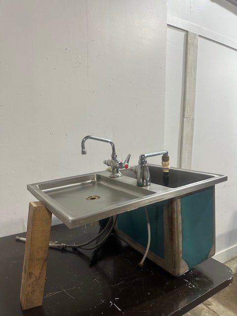 STAINLESS STEEL COMMERCIAL DROP - IN SINK WITH SIDEBOARD STATION AND FAUCET - Second Life - Equipment - collection_name