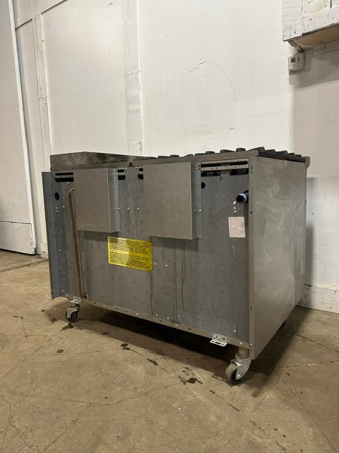 "US RANGE U48-6G12RS" N GAS 48" 6 BURNER RANGE W/ 12" GRIDDLE, OVEN AND CABINET BASE - Second Life-Equipment-#collection_name#
