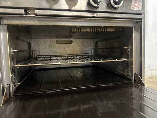 "US RANGE U48-6G12RS" N GAS 48" 6 BURNER RANGE W/ 12" GRIDDLE, OVEN AND CABINET BASE - Second Life-Equipment-#collection_name#