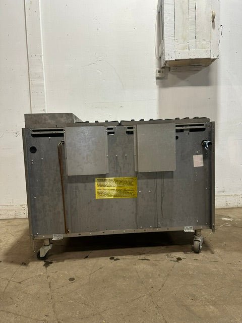 "US RANGE U48-6G12RS" N GAS 48" 6 BURNER RANGE W/ 12" GRIDDLE, OVEN AND CABINET BASE - Second Life-Equipment-#collection_name#