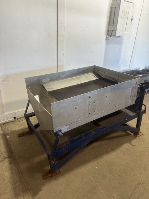 VIBRATING SHAKER TABLE WITH SCREEN FOR CLASSIFYING MATERIAL - Second Life - Equipment - collection_name