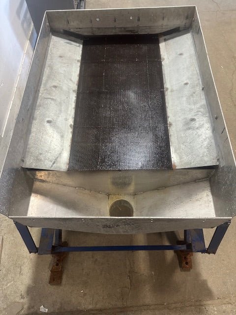 VIBRATING SHAKER TABLE WITH SCREEN FOR CLASSIFYING MATERIAL - Second Life - Equipment - collection_name