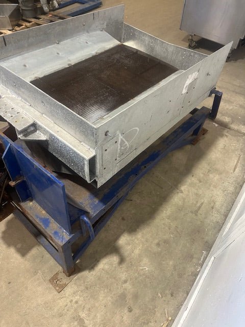 VIBRATING SHAKER TABLE WITH SCREEN FOR CLASSIFYING MATERIAL - Second Life - Equipment - collection_name