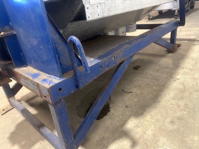 VIBRATING SHAKER TABLE WITH SCREEN FOR CLASSIFYING MATERIAL - Second Life - Equipment - collection_name