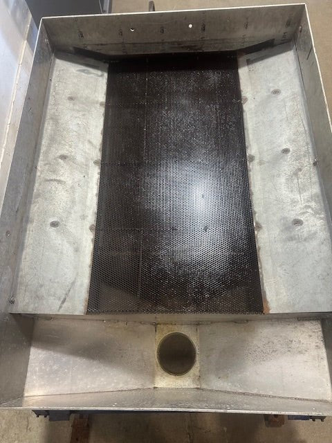 VIBRATING SHAKER TABLE WITH SCREEN FOR CLASSIFYING MATERIAL - Second Life - Equipment - collection_name