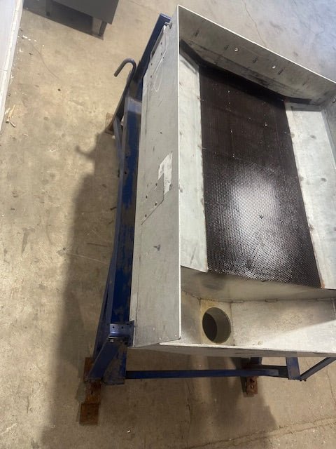 VIBRATING SHAKER TABLE WITH SCREEN FOR CLASSIFYING MATERIAL - Second Life - Equipment - collection_name