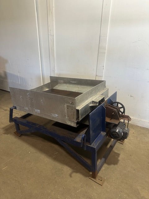 VIBRATING SHAKER TABLE WITH SCREEN FOR CLASSIFYING MATERIAL - Second Life - Equipment - collection_name