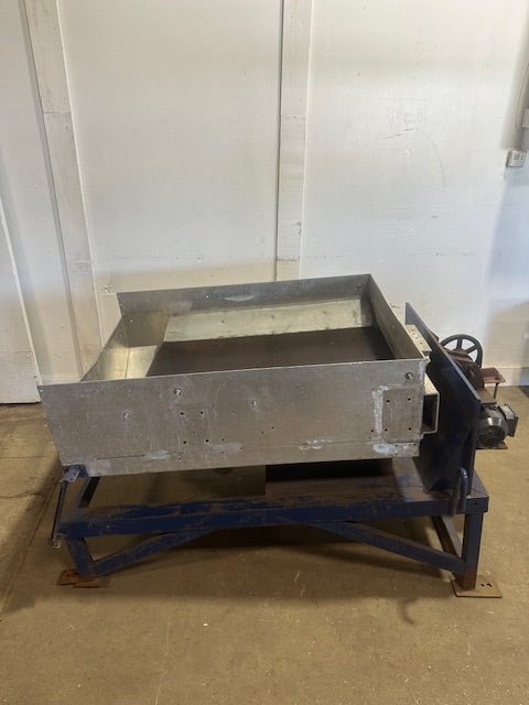 VIBRATING SHAKER TABLE WITH SCREEN FOR CLASSIFYING MATERIAL - Second Life - Equipment - collection_name