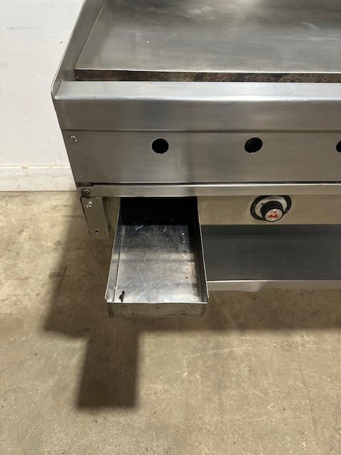 "VULCAN 948A" N GAS 4 - BURNER 48"W FLAT TOP GRIDDLE WITH STAND, 120,000BTU/HR - Second Life - Equipment - collection_name