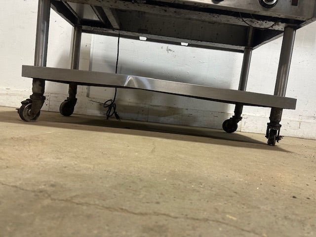 "VULCAN 948A" N GAS 4 - BURNER 48"W FLAT TOP GRIDDLE WITH STAND, 120,000BTU/HR - Second Life - Equipment - collection_name