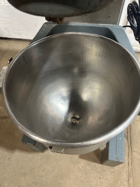 "VULCAN FM - 30"30 QUART MIXER WITH STAINLESS STEEL BOWL, J HOOK, PADDLE, AND WHIP - Second Life - Equipment - collection_name