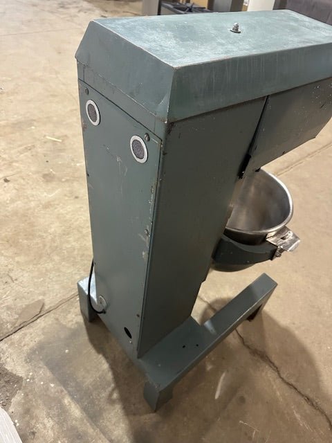 "VULCAN FM - 30"30 QUART MIXER WITH STAINLESS STEEL BOWL, J HOOK, PADDLE, AND WHIP - Second Life - Equipment - collection_name