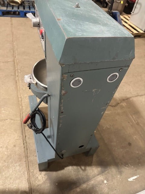 "VULCAN FM - 30"30 QUART MIXER WITH STAINLESS STEEL BOWL, J HOOK, PADDLE, AND WHIP - Second Life - Equipment - collection_name