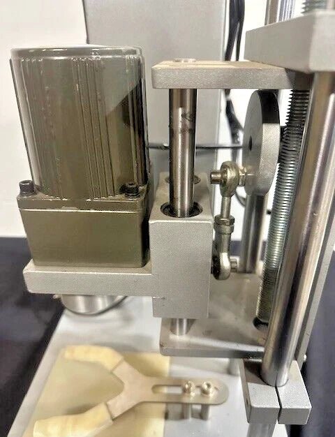 YIFUN DDX - 450 DESKTOP ELECTRIC 110V BOTTLE CAPPING MACHINE Cap Screwing Locking - Second Life - Equipment - collection_name