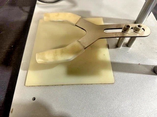 YIFUN DDX - 450 DESKTOP ELECTRIC 110V BOTTLE CAPPING MACHINE Cap Screwing Locking - Second Life - Equipment - collection_name