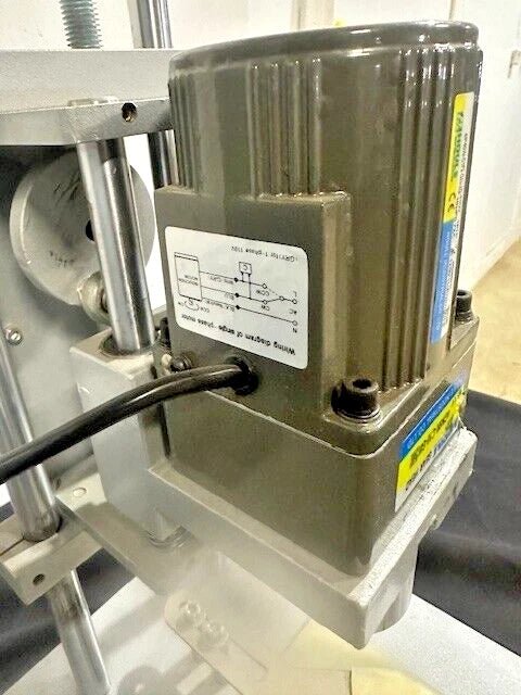 YIFUN DDX - 450 DESKTOP ELECTRIC 110V BOTTLE CAPPING MACHINE Cap Screwing Locking - Second Life - Equipment - collection_name