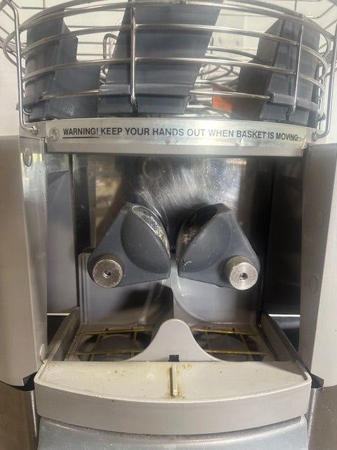 ZUMMO Z14C 110V H.D COMMERCIAL S.S AUTOMATIC CITRUS JUICE MACHINE W/2 TRASH CANS - Second Life - Equipment - collection_name