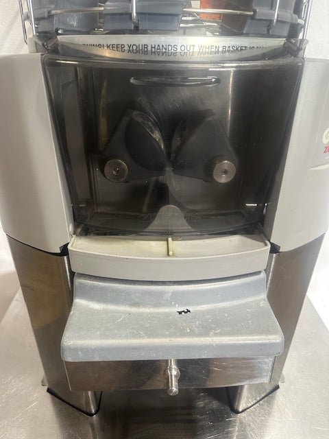 ZUMMO Z14C 110V H.D COMMERCIAL S.S AUTOMATIC CITRUS JUICE MACHINE W/2 TRASH CANS - Second Life - Equipment - collection_name